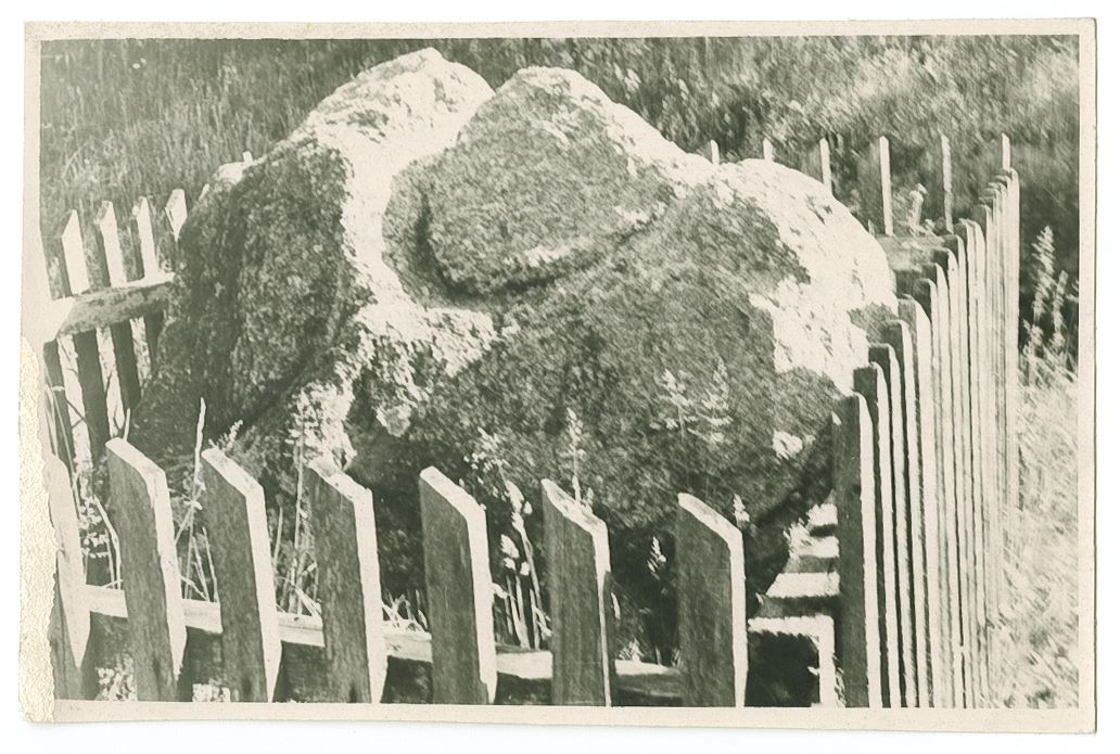 Mitologinis akmuo Dapšių kaime prie Alkos kalno