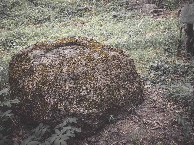Mikulionių akmuo su plokščiadugniu dubeniu