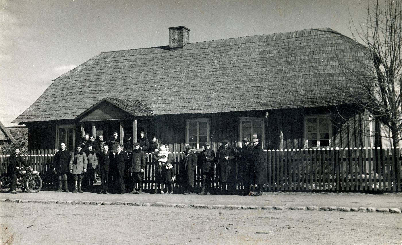 Platelių (Plungės r.) valsčiaus savivaldybės, seniau – pradžios mokyklos, pastatas
